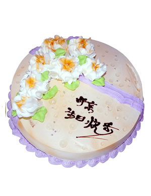 圆形鲜奶蛋糕，鲜奶玫瑰花装饰，写有“母亲生日快乐”字样