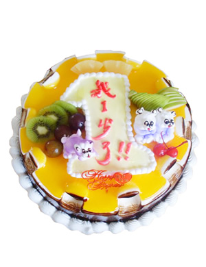圆形卡通鲜奶蛋糕，黄色果酱，卡通小熊、时令水果装饰，鲜奶写有“我1岁了”字样