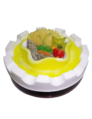 圆形鲜奶蛋糕，绿色果浆，时令水果装饰，底边用巧克力酱描边