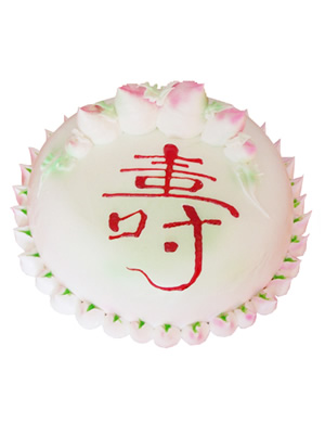 圆形鲜奶蛋糕，大小不同的蟠桃，蛋糕上写一个大红色的寿字