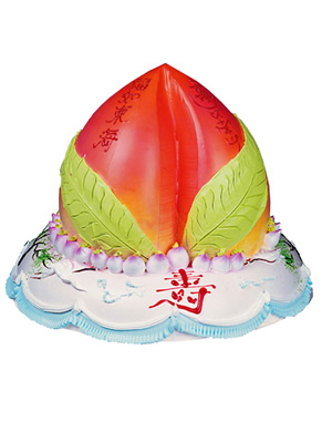 二层鲜奶蛋糕,最上层做成蟠桃，小蟠桃围绕，正前方一个寿字。